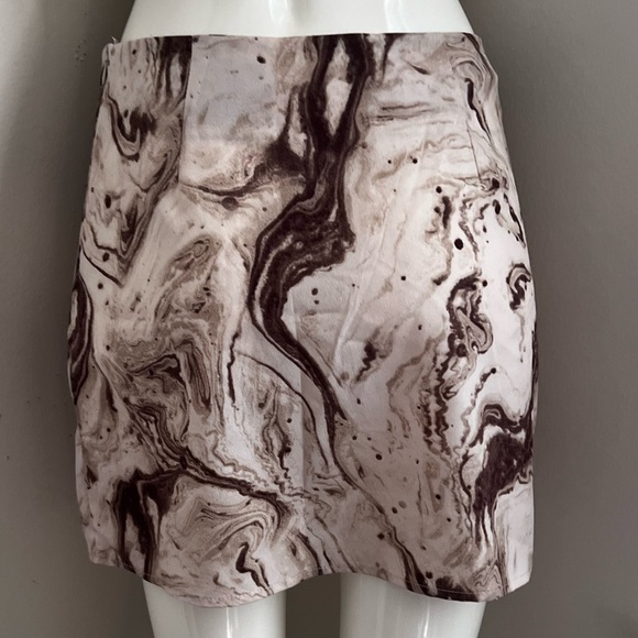 Marble Print Mini Skirt size small with side slit & Side Zipper, barely worn - Picture 6 of 9